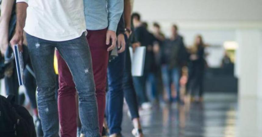 Seis de cada diez joacutevenes argentinos trabajan en condiciones informales