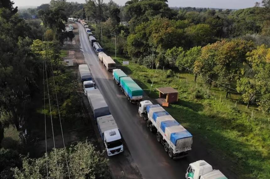 Cosecha reacutecord impulsa el arribo masivo de camiones a puertos y anticipa millonaria liquidacioacuten