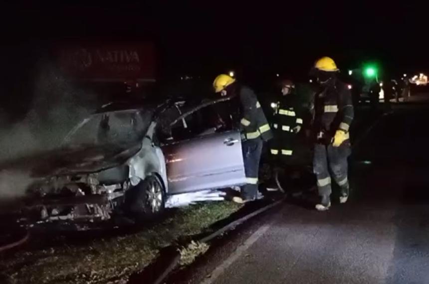 Un auto se incendioacute en el acceso a General Pico