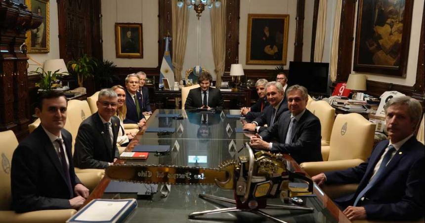 El secretario del Tesoro de EEUU aseguroacute que dariacutea un creacutedito al paiacutes ante un shock externo