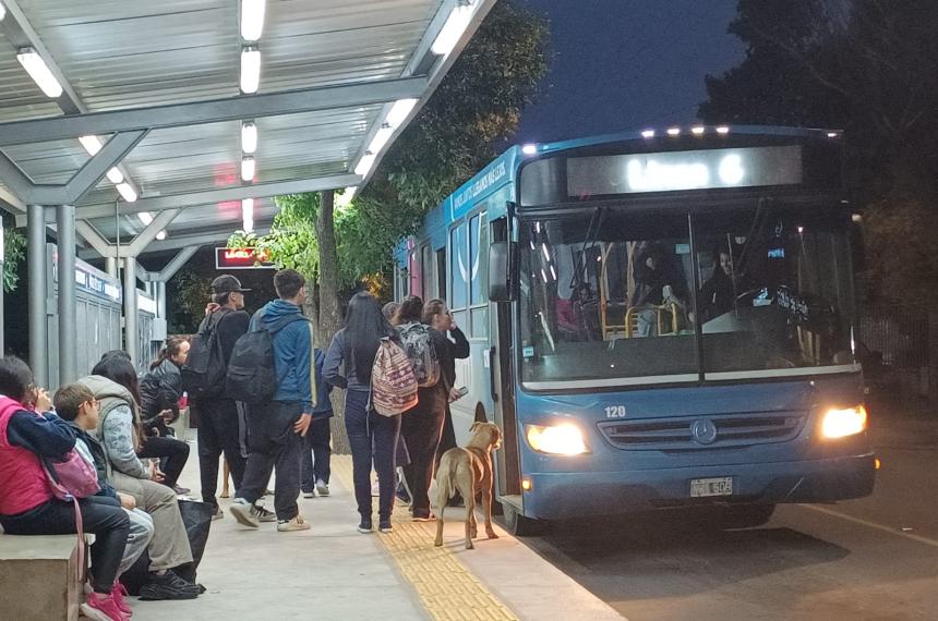 El boleto de colectivo en Santa Rosa cuesta casi tres veces maacutes que en Buenos Aires