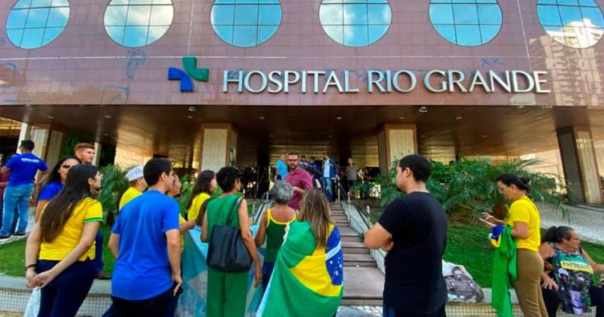 La salud de Bolsonaro hospitalizado tras una compleja cirugiacutea intestinal empeoroacute y se le haraacuten nuevos exaacutemenes