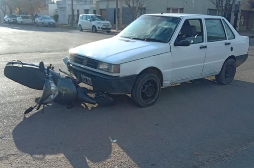 Una motociclista hospitalizada por un choque