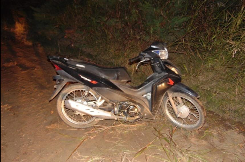 Robaron una moto pero teniacutea poca nafta y la abandonaron