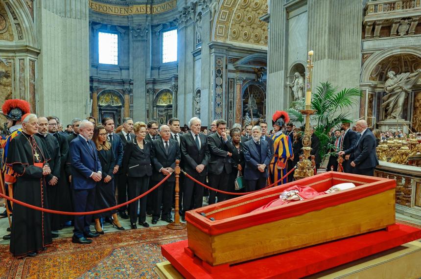 El rezo de Lula en la despedida del papa a la que no llegoacute Milei