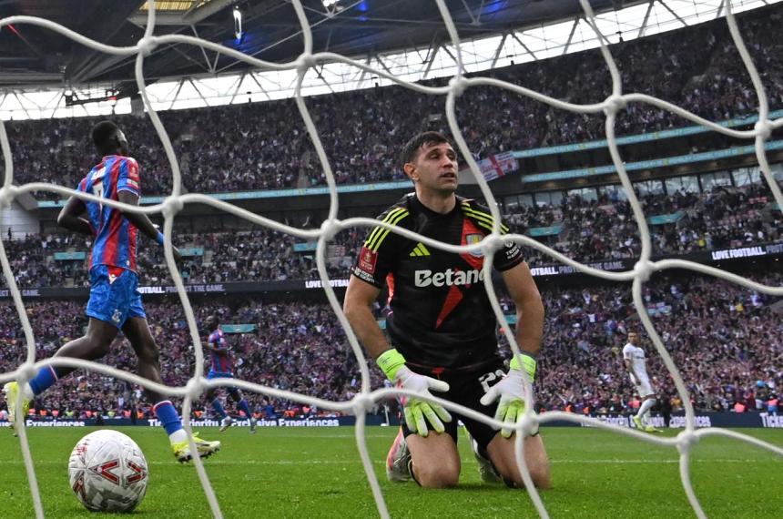 El Aston Villa de Dibu Martiacutenez fue goleado en la FA Cup
