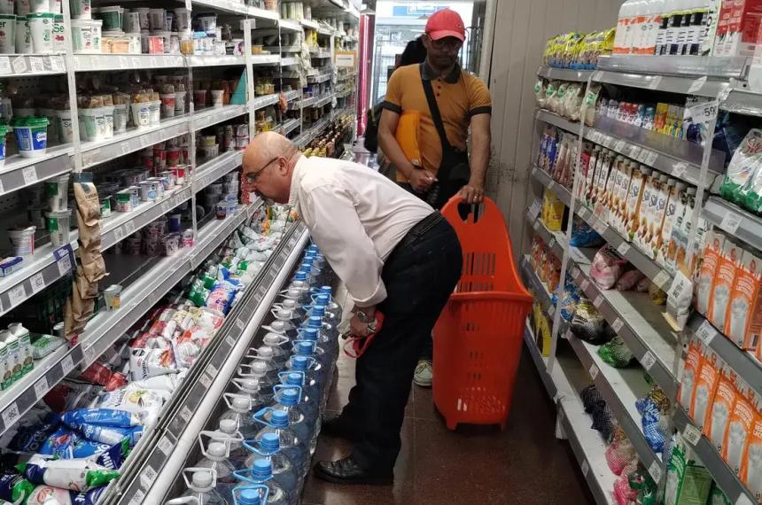 La baja de consumo en supermercados asciende a dos diacutegitos
