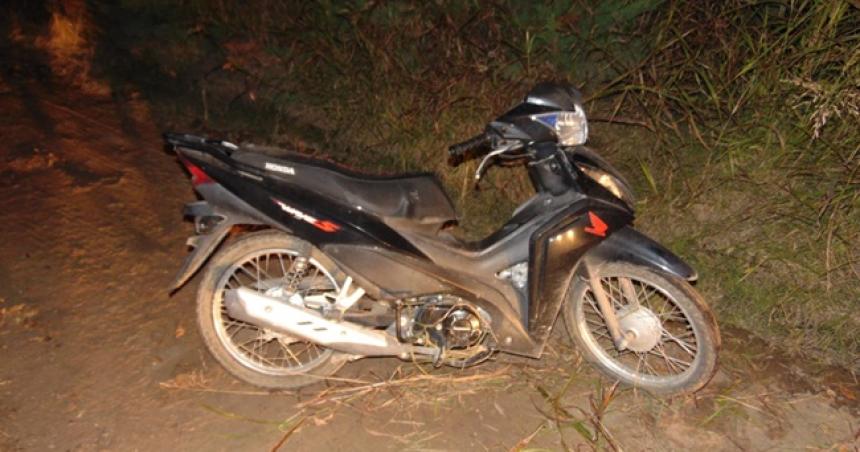 Robaron una moto pero teniacutea poca nafta y la abandonaron