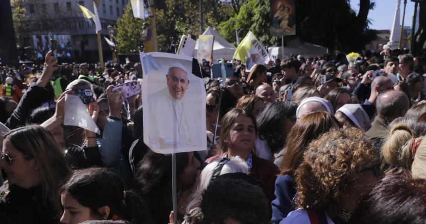 Misa en la Catedral y peregrinacioacuten para despedir a Francisco en Buenos Aires