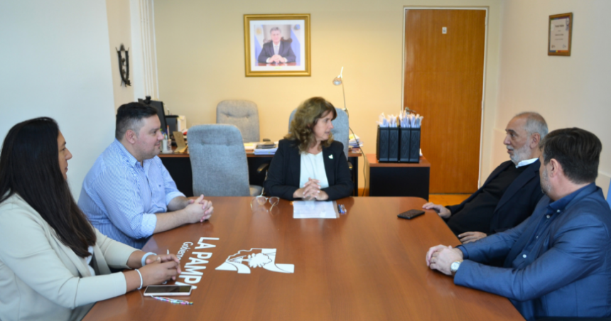 Firman convenio para facilitar el traacutemite de la jubilacioacuten en docentes de la provincia