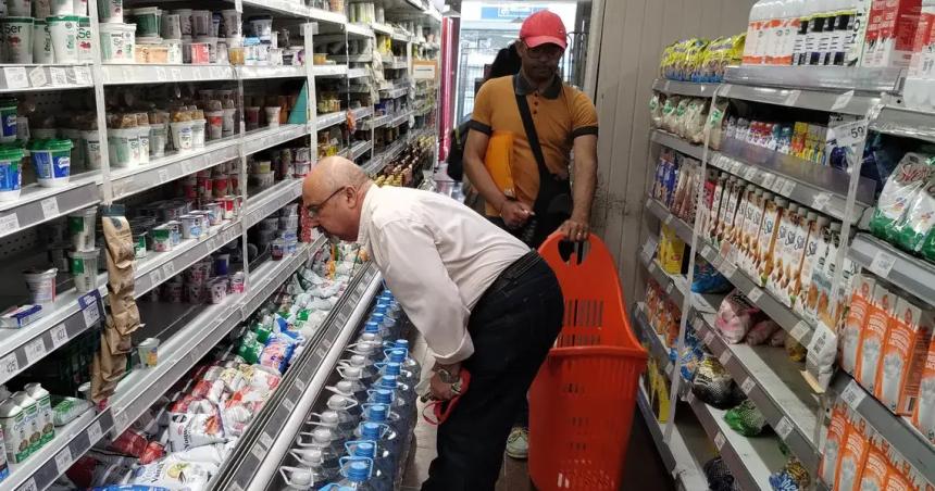La baja de consumo en supermercados asciende a dos diacutegitos
