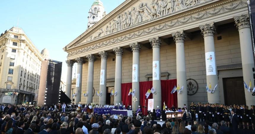 Misa en la Catedral y peregrinacioacuten para despedir a Francisco en Buenos Aires