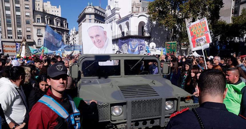 Misa en la Catedral y peregrinacioacuten para despedir a Francisco en Buenos Aires