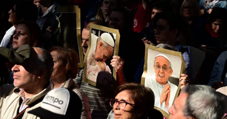 Misa en la Catedral y peregrinacioacuten para despedir a Francisco en Buenos Aires