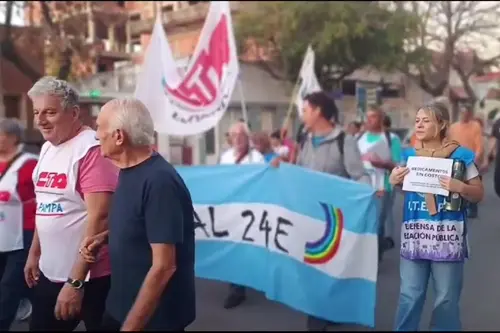 Jubilados volvieron a protestar contra el gobierno de Milei en la Plaza San Martiacuten