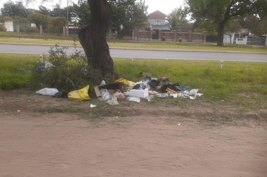Enojo de vecinos de Villa Aacutengela por aumento de tasas y falta de recoleccioacuten de residuos
