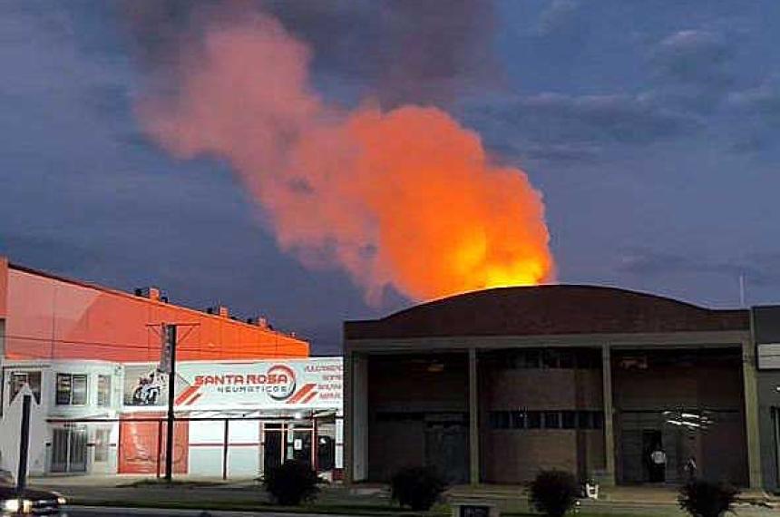 Incendio intencional en una distribuidora en el barrio Aeropuerto de Santa Rosa