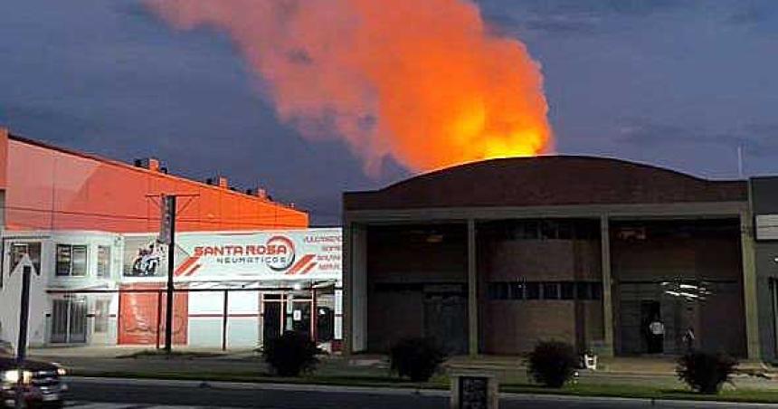 Incendio intencional en una distribuidora en el barrio Aeropuerto de Santa Rosa