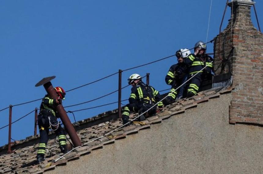 El Vaticano ya instaloacute la chimenea en la Capilla Sixtina para el coacutenclave