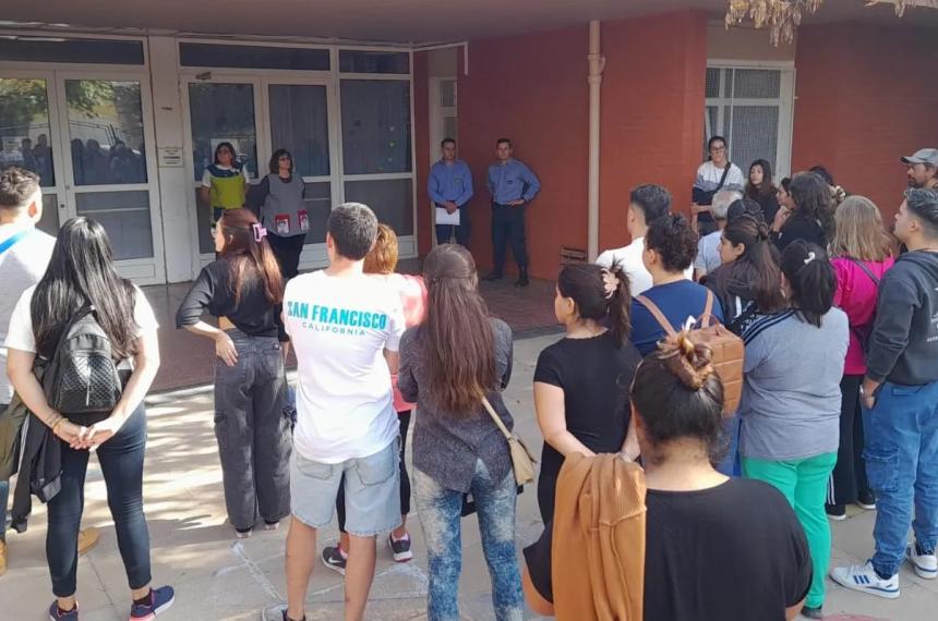 Protesta en un jardiacuten- Utelpa advirtioacute creciente vulnerabilidad en las escuelas