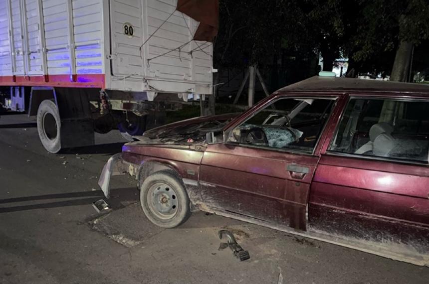 Un conductor herido tras chocar un camioacuten estacionado