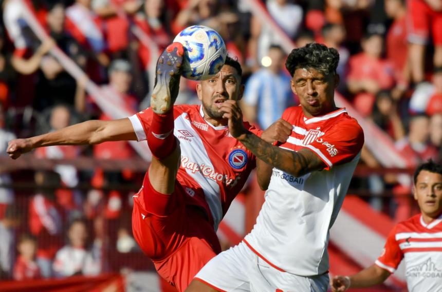 Argentinos Juniors aplastoacute a Estudiantes y clasificoacute primero