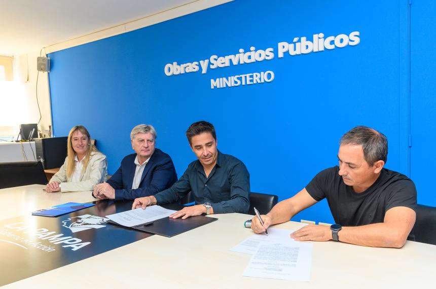 Ziliotto firmoacute el contrato para la refaccioacuten del Colegio Secundario de Colonia Baroacuten