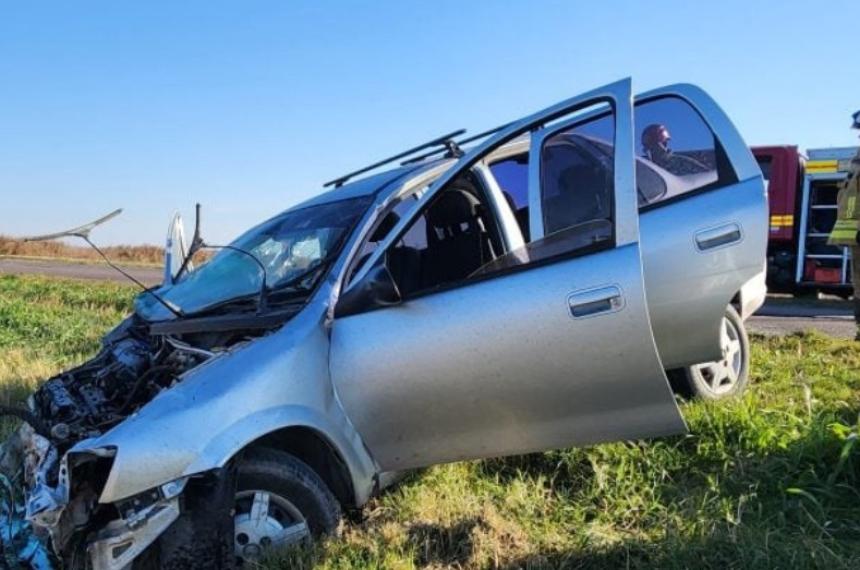 Por un bache en la ruta una pareja de Santa Rosa se accidentoacute cerca de General Villegas