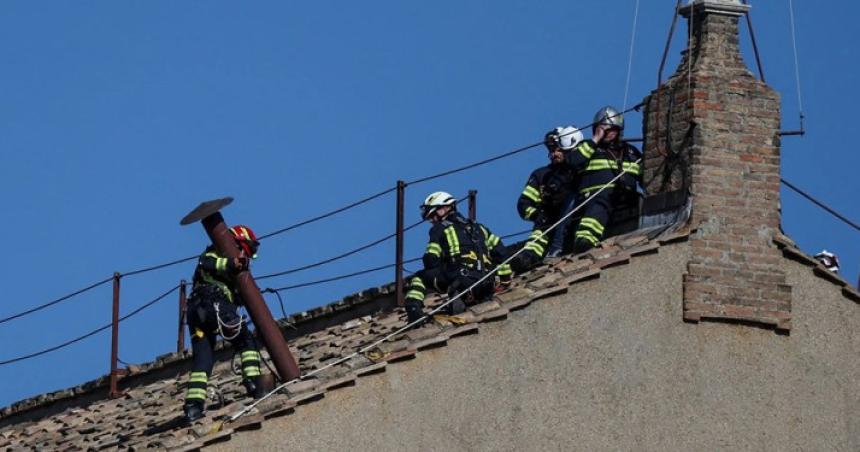 El Vaticano ya instaloacute la chimenea en la Capilla Sixtina para el coacutenclave