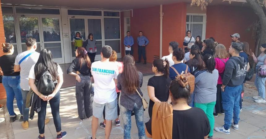 Protesta en un jardiacuten- Utelpa advirtioacute creciente vulnerabilidad en las escuelas