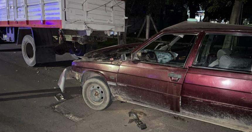 Un conductor herido tras chocar un camioacuten estacionado