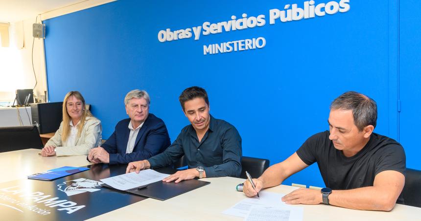 Ziliotto firmoacute el contrato para la refaccioacuten del Colegio Secundario de Colonia Baroacuten
