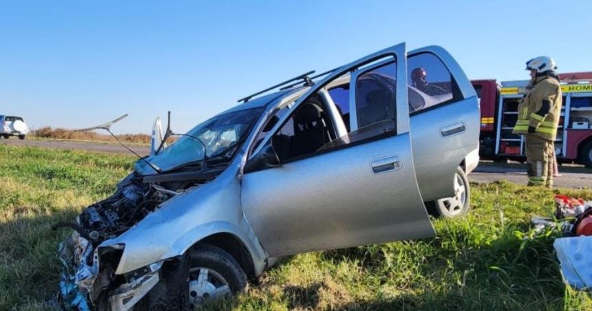 Por un bache en la ruta una pareja de Santa Rosa se accidentoacute cerca de General Villegas