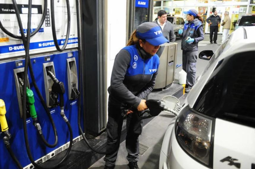 Despueacutes de YPF otras dos petroleras bajaron los precios de los combustibles