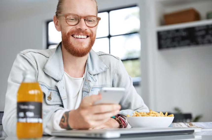 Comer mirando el celular- 8 motivos para evitarlo seguacuten la ciencia