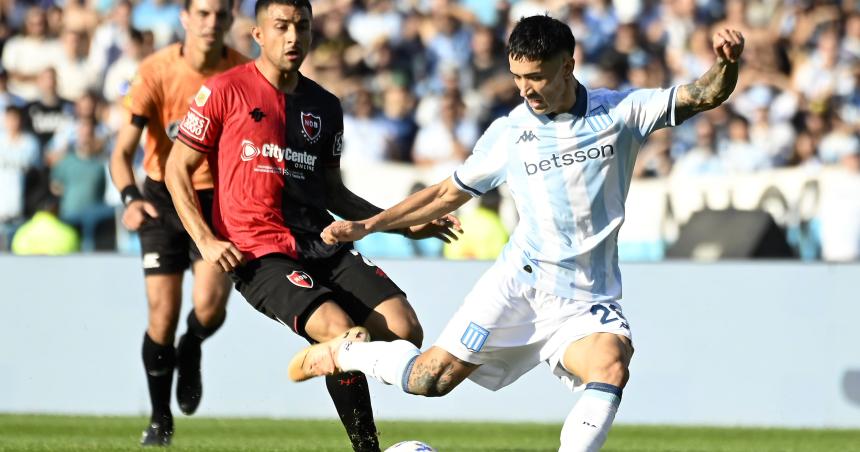 Racing aguantoacute y festejoacute con uno menos
