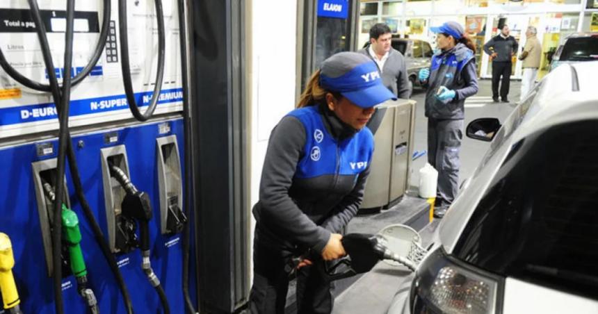 Despueacutes de YPF otras dos petroleras bajaron los precios de los combustibles