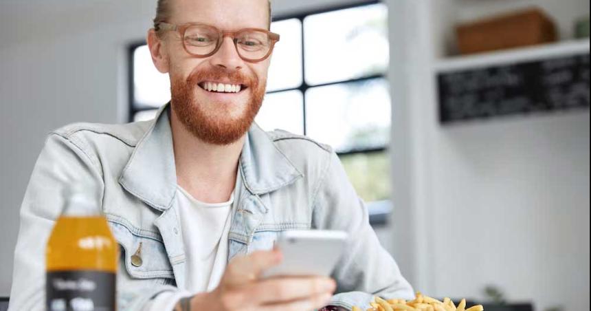 Comer mirando el celular- 8 motivos para evitarlo seguacuten la ciencia
