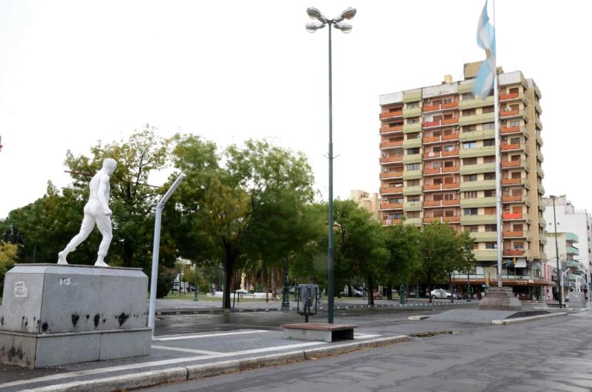 Le sacoacute las zapatillas a su novia y la dejoacute descalza en plena Plaza San Martiacuten