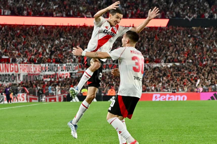 River goleoacute a Veacutelez y avanzoacute como escolta en la zona B
