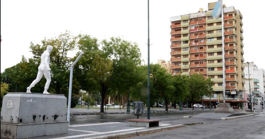 Le sacoacute las zapatillas a su novia y la dejoacute descalza en plena Plaza San Martiacuten
