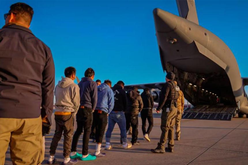 Donald Trump dijo que les pagaraacute US1000 a los migrantes que se autodeporten