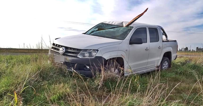 Camioneta chocoacute contra un cartel tras esquivar a un auto que se le cruzoacute en el camino