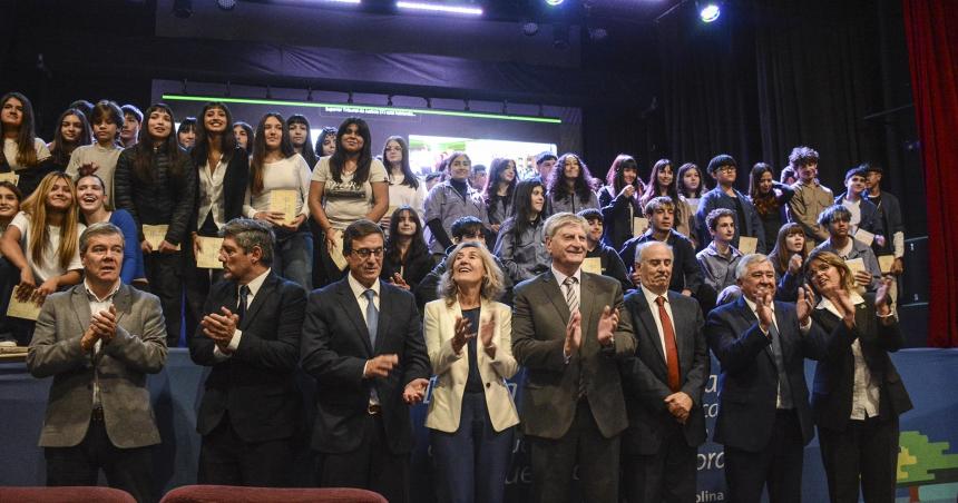 Maacutes de 6200 estudiantes secundarios prometieron lealtad a las constituciones