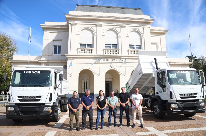 La Municipalidad de Pico incorporoacute dos nuevos camiones volcadores