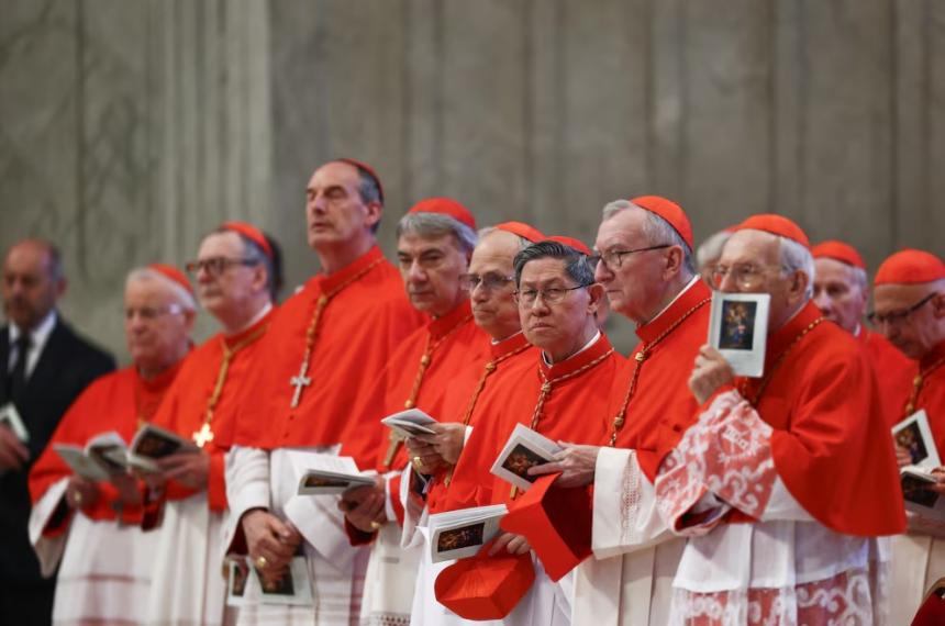 Juraron los funcionarios y oficiales del Coacutenclave que elegiraacute al nuevo Papa
