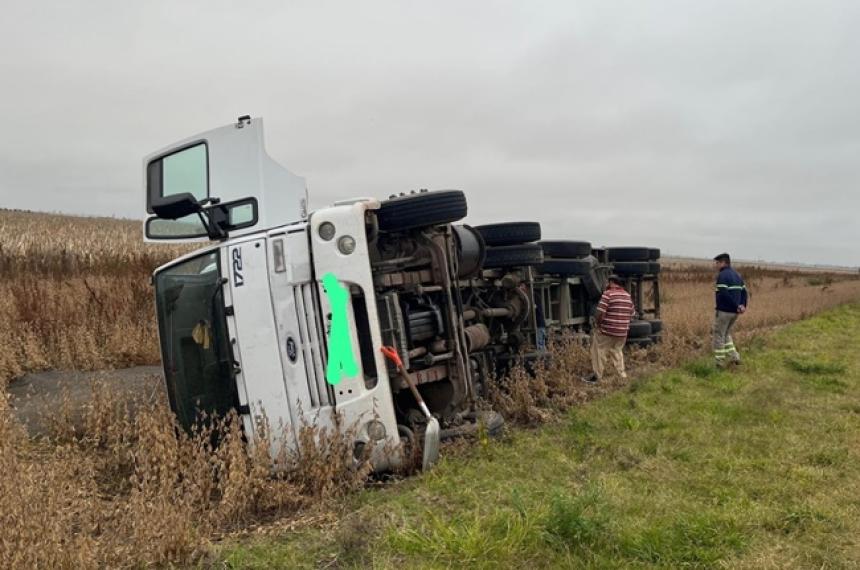 Camioacuten cargado con cereal volcoacute en la Ruta Provincial 1