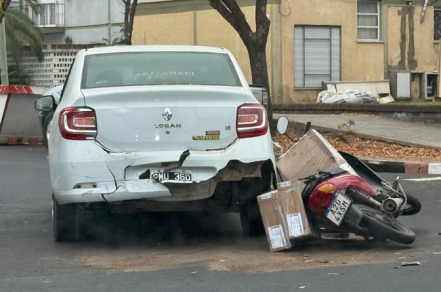Otro choque entre un auto y una moto en Santa Rosa