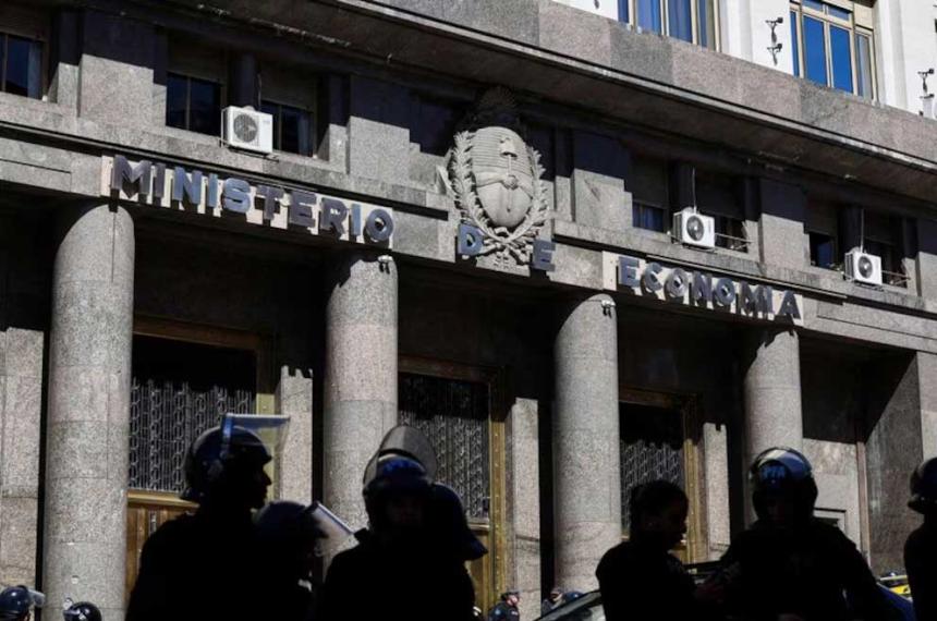 Caputo se reunioacute con los supermercados en medio de la tensioacuten por los aumentos de los alimentos