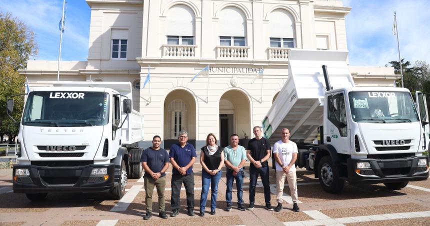 La Municipalidad de Pico incorporoacute dos nuevos camiones volcadores